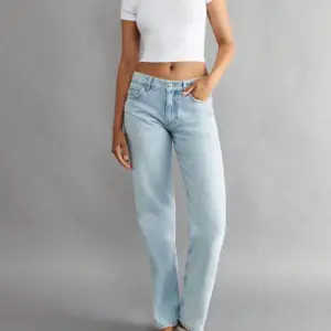 Hej! Jag säljer dessa byxor från Ginatricot då de inte kommer till användning. Modellen är straight jean De är i bra skick och är i färgen ljusblå, som på bilden. De är i storlek 40 och har använts ett par gånger. Övriga frågor? Skorv Göran till mig!