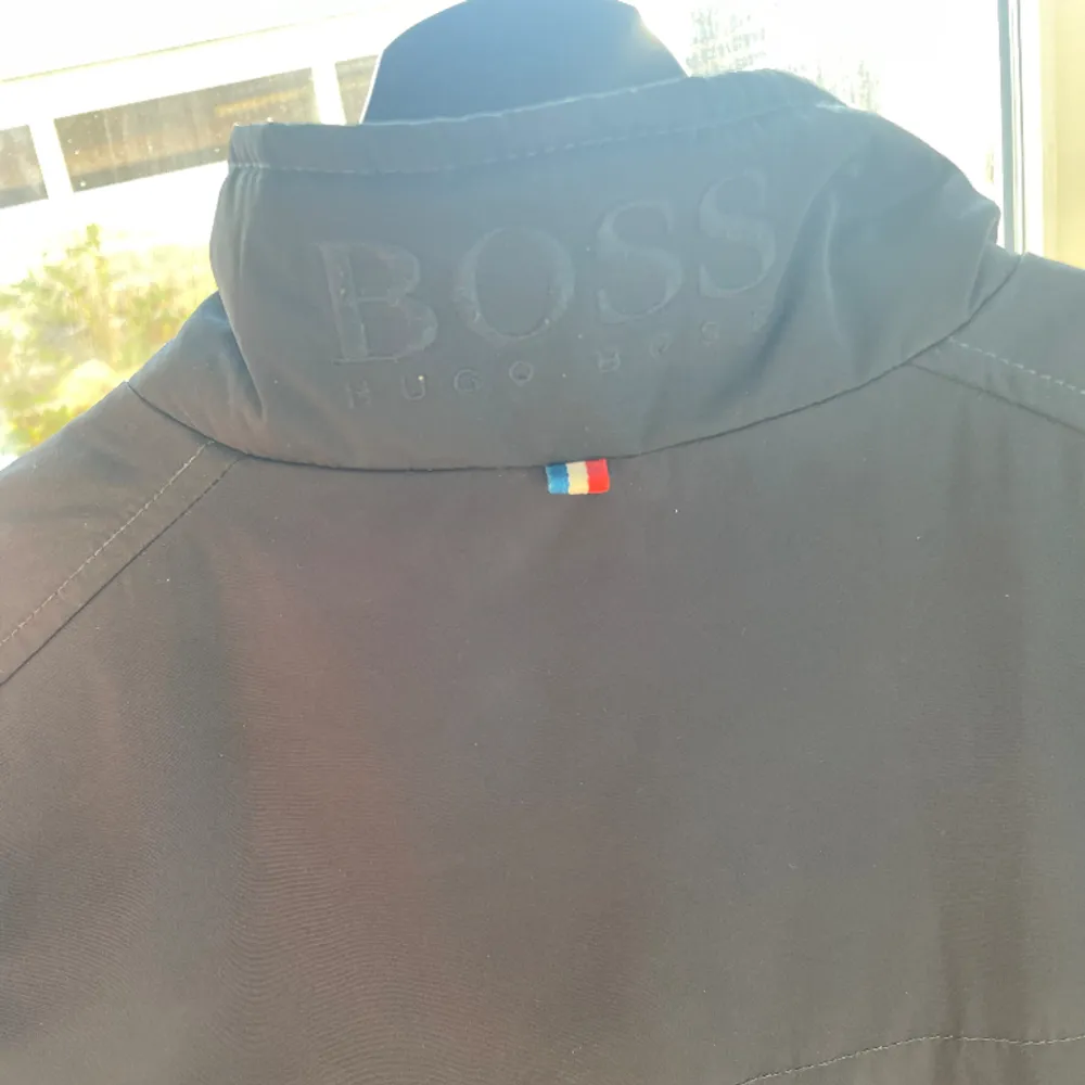 Tja, säljer min riktigt riktigt balla Hugo Boss väst. Den är limited editon France edition och Cond är 10/10, sparsamt använd! Om du har några frågor skriv!🙌. Jackor.