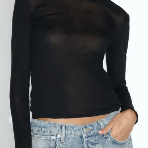 Zara tröja  - En enkel men fin zara tröja som liknar de populära intimissimi tröjorna. Säljer då den inte kommer till användning och att nån annan har bättre nytta av den. jag köpte den av en annan tjej på plick så därav priset. för fler bilder är d bara o skriva🫶