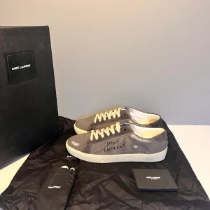 Saint Laurent skor - Säljer ett par sjukt snygga saint Laurent skor i storlek 42, cond 10/10 helt nya, skorna ska se slitna ut. Kommer med OG box, dustbags, booklet och extra snören.