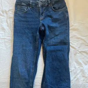 Lågmidjade jeans från Zara i storlek 36, säljfer för 150kr