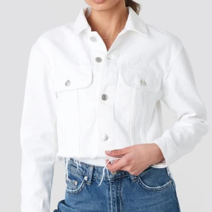 Vit jeansjacka - Vit jeansjacka som är lite croppad. Använd ett fåtal gånger, inga skador. (Köparen står för frakt.)