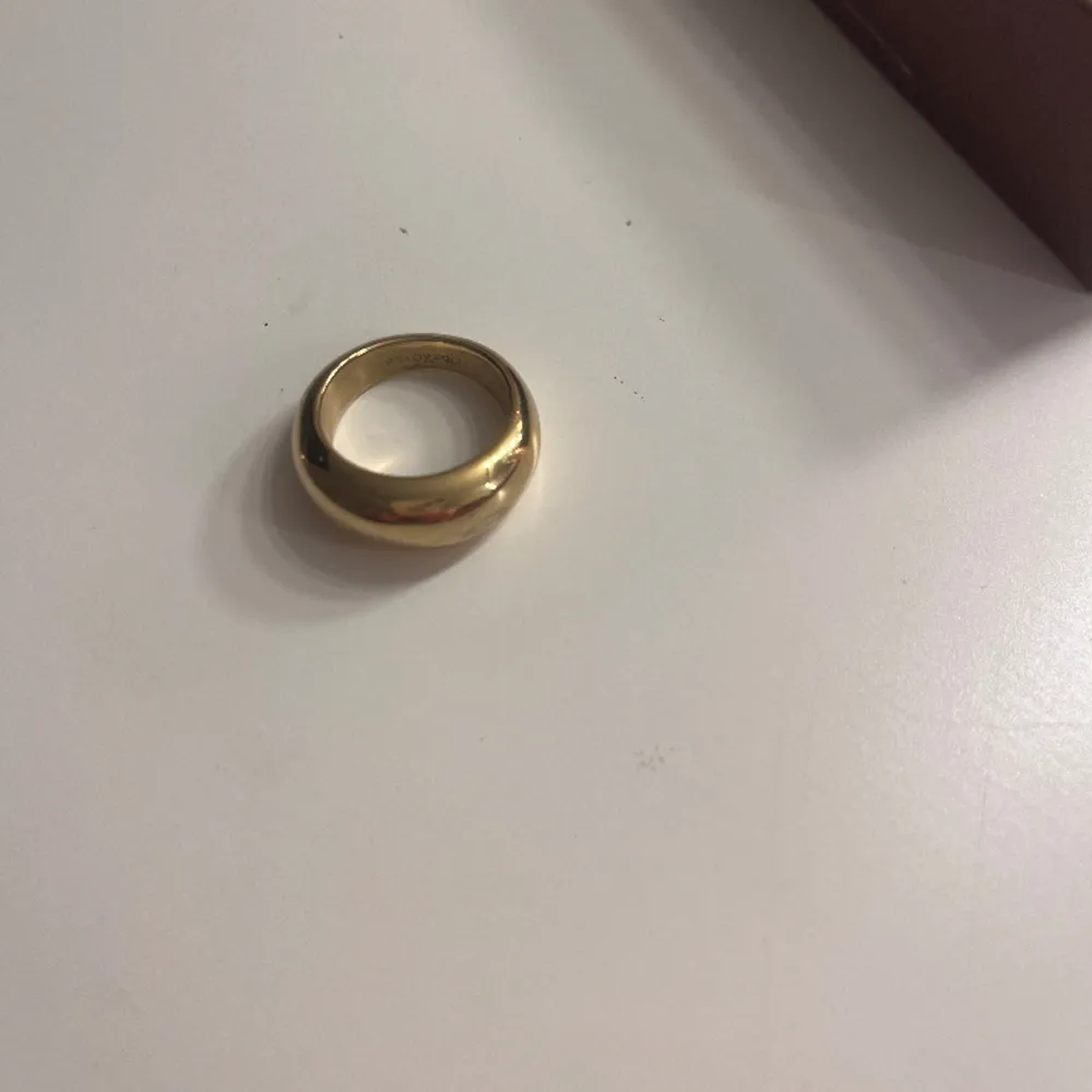 Superfin guld ring från Edblad!! Superfint stick förutom att färgen skavts bort pyttelite på ena sidan, dock ingenting som syns mycket!!💗Nypris 399 kr. Accessoarer.