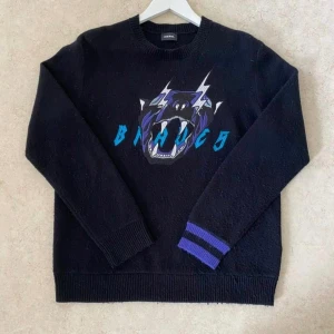 Diesel stickad sweatshirt Small - Storlek S. Väldigt bra skick, använda fåtal gånger. Väldigt snygg och unik tröja.