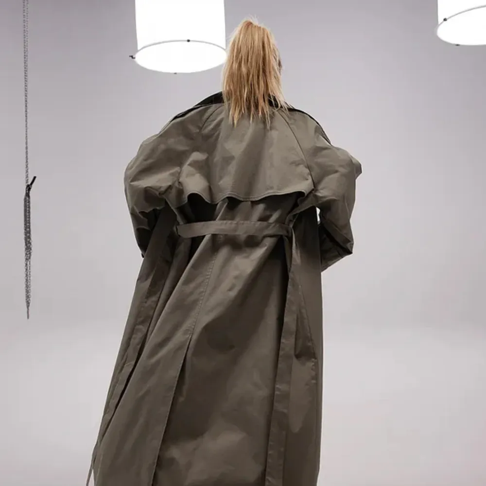 Så snygg oversize trenchcoat från Josefin HJ’s kollektion för NAKD.  Köpt här på Plick (då ny) men har tyvärr inte skärper kvar där av priset. Nypris 1399kr (Mitten lånad bild). Jackor.