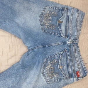 SKIT SNYGGA JEANS - Säljer ett par bootcut jeans Som jag köpte på hm men tyvär så säljs dom inte längre💕Har sytt lite på innersta låret men de är inget som syns💕Den är i bra skick har inte använt så många gånger💕Den är i storlek 42 men passar perfekt på M/38💕