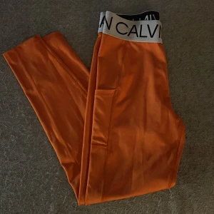 Calvin Klein performance tights - Nyskick, använda 1 gång  Superbra passform och sitter åt när du tränar. 