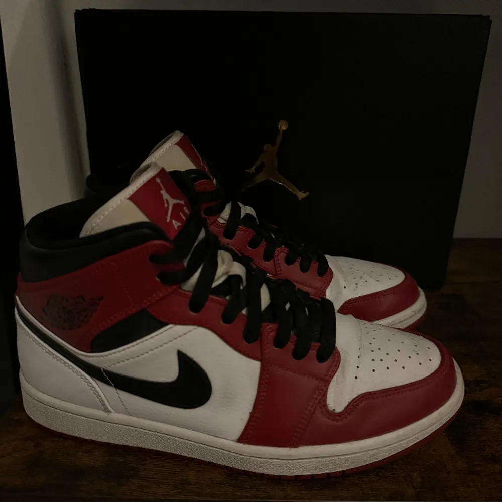 Jordans skor säljes:) De är köpta på stockX och äkta. De är i väldigt fint skick (lite smutsiga på bilderna) De passar mig väldigt bra som vanligtvis har storlek 40 i skor. Kom med bud💕. Skor.