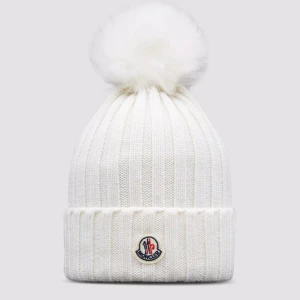 En vit äkta moncler mössa i fuskpäls. - En vit moncler mössa i nyskick, i fuskpäls. Garanterar att den är äkta. Den är köpt för 3625kr men säljer den för 2500kr, pris kan diskuteras.