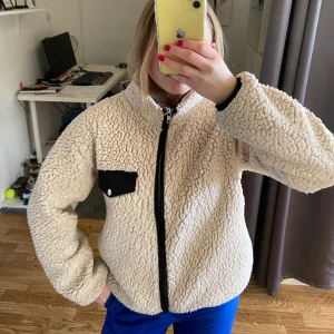 Teddy jacka - En teddyjacja från Lindex. Ganska välanvänd. Köparen står för frakt.