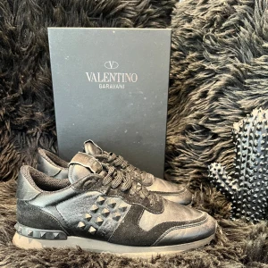 Valentino Rockrunners  - Ett par valentino rockrunners i mycket fint skick! Endast ett fåtal nitar som saknas därav priset. Original låda medföljer!📦 Storlek är 39 men passar utmärkt på storlek 40! Pris kan diskuteras vid snabb affär!