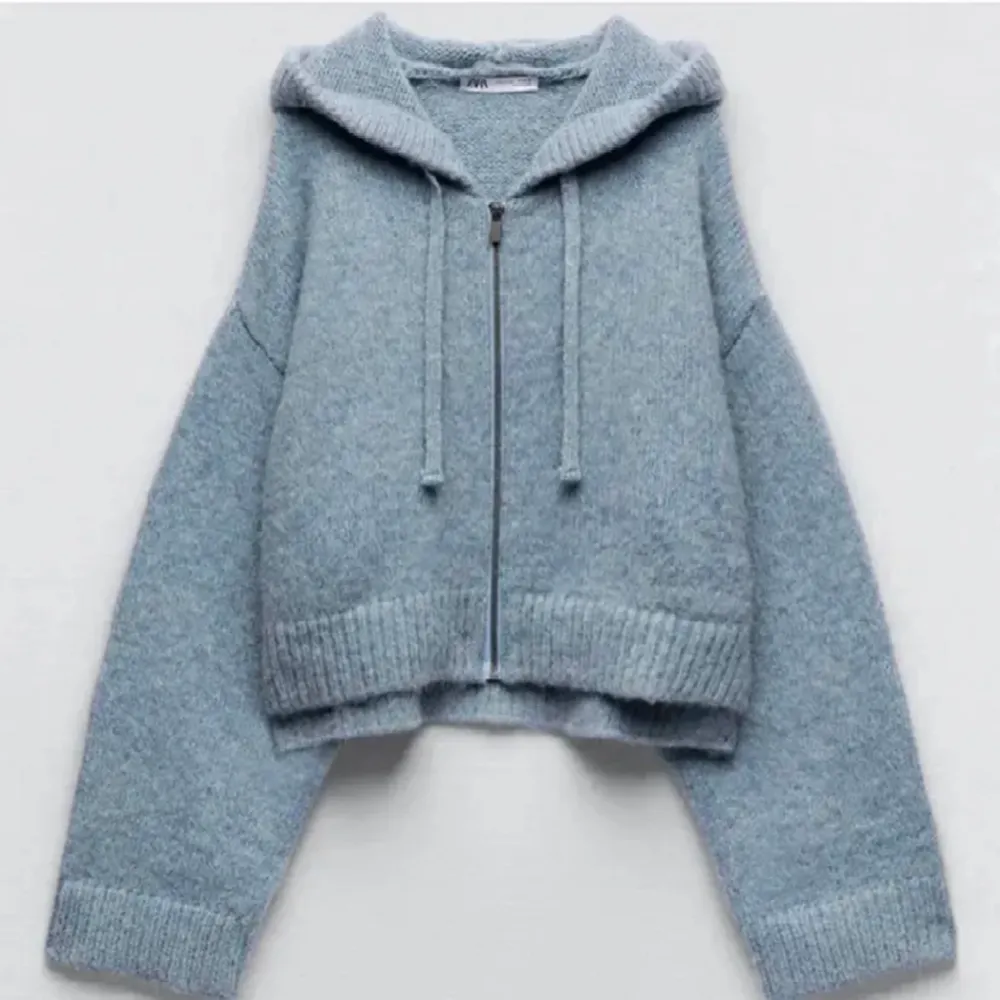 Jättemysig stickad hoodie ifrån Zara. Använd ett fåtal gånger, säljer eftersom jag inte får användning för den❤️. Hoodies.