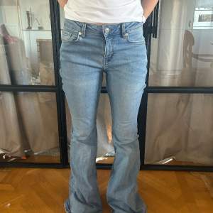 Skit snygga jeans!! Tyvärr är dom för långa för mig, är 163cm. Jättetrendiga och i väldigt bra skick
