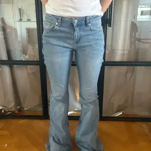 Skit snygga jeans!! Tyvärr är dom för långa för mig, är 163cm. Jättetrendiga och i väldigt bra skick