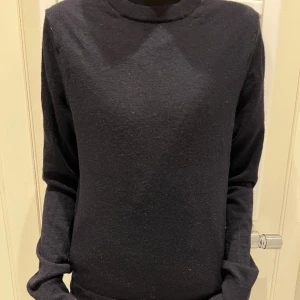 Merino ull - Säljer denna merino ull tröja i storlek S som även passar XS| Skick 7 av 10| Tröjan är använd men har inga skador. Ny pris är ca 899kr, vårt pris 249kr. Kontakta oss om ni har frågor eller funderingar!