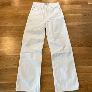 Vita jeans  - Vita jeans oanvända 