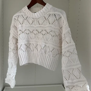 Stickad Tröja GinaTricot  - Fin stickad tröja från Gina Tricot som knappt är använd! Jättefint skick!  Storlek XS. Slutar ungefär vid midjan. Passar perfekt till kjol, shorts & byxor! 