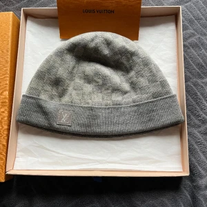 LV mössa - Har haft den i ett halv år typ under vintern bara den är i bra skick den är äkta har kvitto å box pris ej hugget i sten 