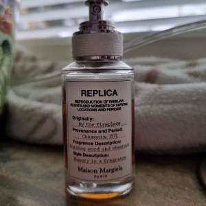 By the fireplace Maison Margiela 30ml - Varm kryddig träig doft säljs i bra skick!(dock utan original förpackning) Använd ytterst få gånger skulle säga 85% kvar(se bild) säljs pga kom aldrig till användning Doftnoter:Vanilj perubalsam kashmir Kastanjeackord rosépeppar kryddnejlika