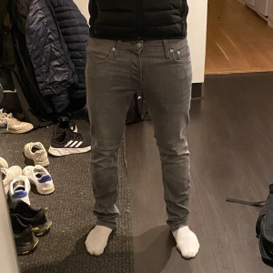 Gråa jeans från Jack & Jones  - Riktigt snygga gråa jeans från Jack & Jones | Nästan aldrig använda, nyskick | Säljer pga för små i midjan | Säljer för 300kr, nypris 700kr 