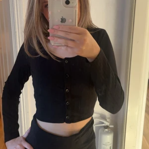 tröja med knappar  - säljer denna svarta tröjan med knappar 