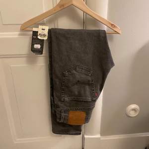Säljer nu ett par gråa nästan nya Levi’s jeans. Modellen heter 592 taper. De är i nyskick. Nypris 1099 mitt pris 399. Storlek 30/32