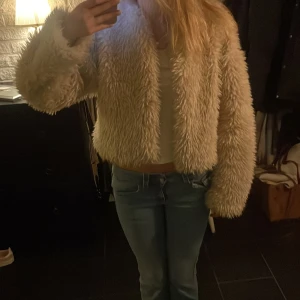 Fluffig jacka - Supersöt fluff jacka som har använts ett par gånger, men inga defekter! Går även att stänga🩷är i storlek M men skulle säga att den passar S och xs! pris går att diskuteras