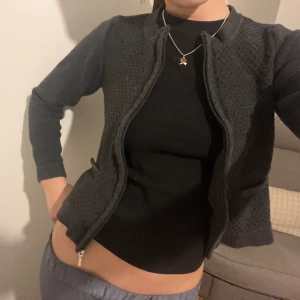 Grå kofta - supersöt kofta knappt använd! passar mig som bär xs/s