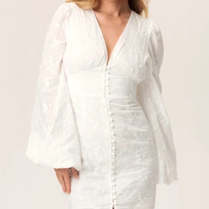 Adoore klänning - Säljer nu min student klänning från Adoore ”Florence Dress”, använd 1 gång på studenten. Mycket bra skick! Storlek 36