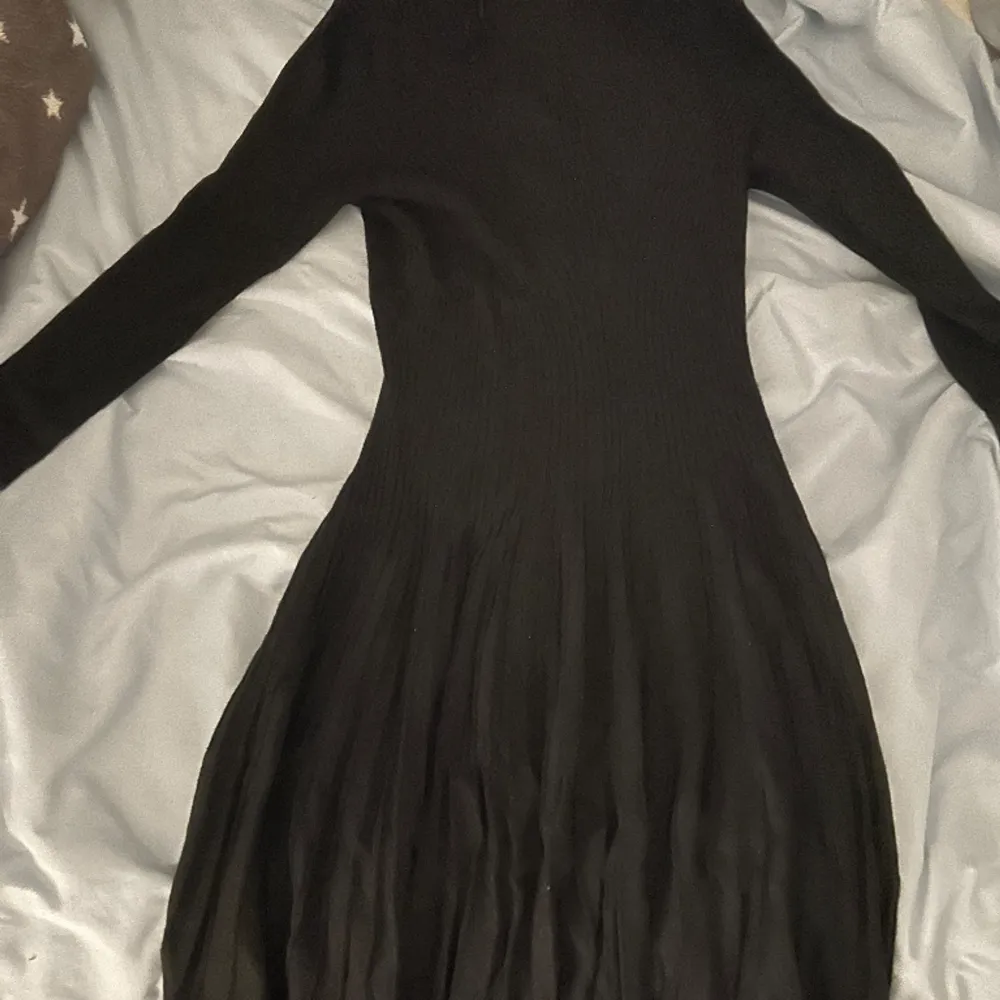 Säljer min fina svarta klänningen eftersom den inte kommer till användning, den är i storlek M och köpt på NEWYORKER . Klänningar.