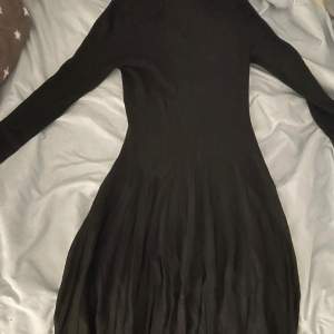 Säljer min fina svarta klänningen eftersom den inte kommer till användning, den är i storlek M och köpt på NEWYORKER 