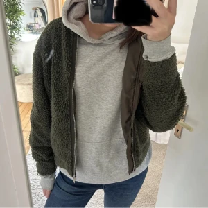 Grön Teddy fleece - Grön Teddy fleece som inte kommer till någon användning, inte mina bilder så skriv för egna💕Den är köpt på Plick!