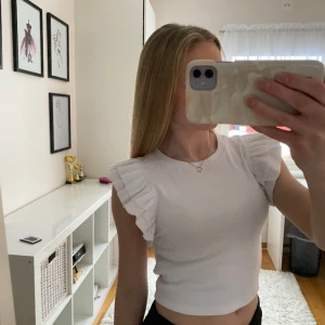 Vit volangtopp zara  - Superfin vit topp med volanger på axlarna från zara. Helt ny och aldrig använd🤍 storlek M men passar S!