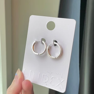 Örhängen Lindex - Fina och stilrena hoops örhängen från Lindex i silverfärg. 15mm.