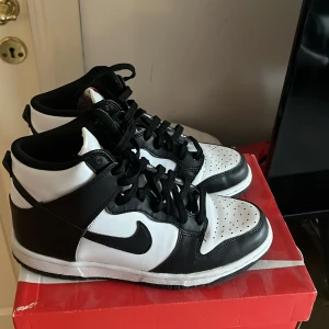 Nike dunk high  - Jag säljer nu mina Nike dunk high. Skorna är i gott skicka och har använts cirka 2 gånger.   Storleken 37,5  