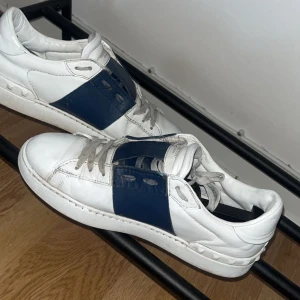 Valentinos  - Tjena jag säljer nu mina ass feta Valentinos helt äkta tyvärr ingen box eller kvitto då dom är fixade genom ett bytte med en vän dom är i ett använt sick men bara sulan som är sliten annars i väldigt bra skick 7/10 🙏(Öppen för byten pris kan ändras)