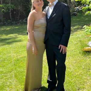 Balklänning - En drömklänning från pretty lavish i storlek 36 🤍 helt perfekt till balen! Endast använd en gång och är så gott som ny, skickar gärna mer bilder på klänningen om det önskas 🥰 Nypris: 1250kr och är slutsåld! 