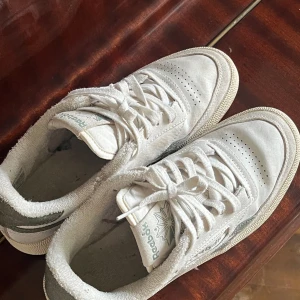 Reebok skor - Sneakers från Reebok.  Knappt använda.  Normal i storleken 