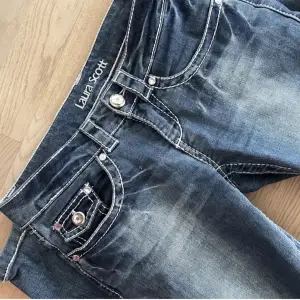 (Bilder fr förra ägaren) Super snygga bootcut jeans från laura scott köpta här på Plick💗 säljer pga dom är lite korta på mig😢 super fint skick förutom att ena knappen har trillat av på bakfickan 😇💗 skriv priv för mått💗‼️KONTAKTA INNAN KÖP NU‼️