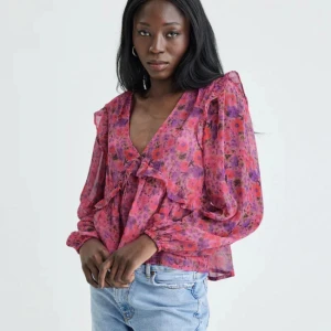 Säljer blus  - Säljer denna blus från bikbok, knappast använd ❣️ den är helt slut på bikboks hemsida 