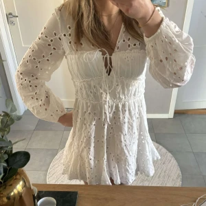 Vit klänning från Zara - Säljer denna fina klänningen från Zara, perfekt till sommaren.🌸Klänningen är i nyskick.