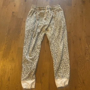 Leopard mjukisbyxor - Sköna mjukis byxor med leopard mönster. Dom är lite slitna men inget hål eller så. Kommer inte längre till användning. Dom är från cotton:on i Australien, passar en tioåring. 🌟💖.