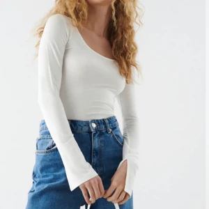 TOPP - Säljer min gina tricot tröja med slits i ärmarna, inte jätteanvänd och inga defekter! Jättesöt tröja till sommaren💌🤍🌸nypris 199kr 😊💞