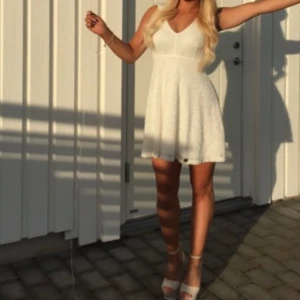 Klänning - Superfin studentklänning i en gräddvit färg. Minns jag rätt är den från bubbleroom.