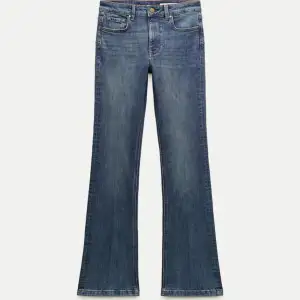 Fina bootcut high waist jeans i bra kvalitet. Hör av er ifall du vill ha fler bilder. Pris går såklart att diskutera.