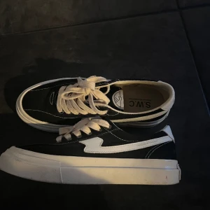 Stepney workers club sneakers  - Ett par Stepneys i storlek 41. Använda fåtal gånger så skorna är i bra skick. Nypris 1299kr Mitt pris 499kr 