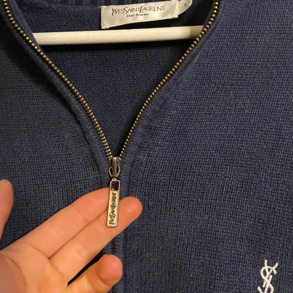 Väldigt sällsynt marinblå fullzip från YvesSaintLaurent som är använd men är i mycket gott skick! Storleken är S men kan även passa M. Rikigt bra pris för en sådan tröja då nypris ligger på 6000kr👍 Priset kan diskuteras!. Tröjor & Koftor.