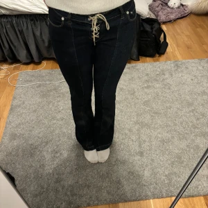 Lågmidjade jeans - Mörkblåa lågmidjade jeans från Weekday med snörning istället för gylf och knapp. De är väldigt stretchiga och är i storlek Small. De är endast använda en gång. 