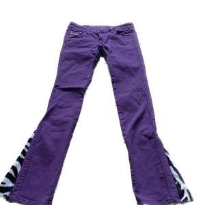 Så sjukt snygga lila jeans från diesel med insydd zebra-bootcut. Älskar verkligen dessa jeans men de är tyvärr lite små på mig! Midja 37cm, innerben 78cm.