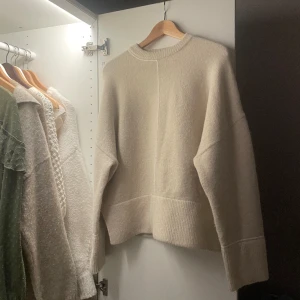 Beige stickad tröja - Supersöt stickad beige tröja från Zara❤️❤️lite nopprig, men mycket bra skick. Storlek M, passar bra på xs/s/m